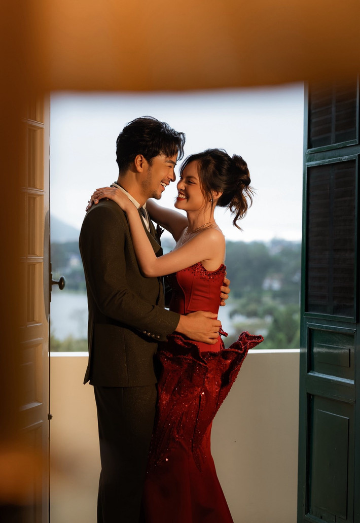 Diễn viên Huỳnh Hồng Loan từng chia sẻ, Sunny Đan Ngọc khóc trôi phấn khi được nửa kia cầu hôn. Ảnh: FB Đoàn Minh Tài.