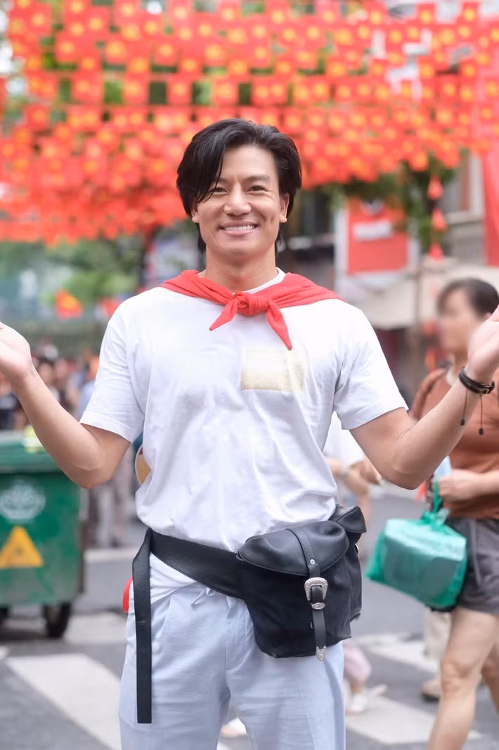 Hiếu Nguyễn chia sẻ trên trang cá nhân, anh vinh dự, tự hào và hãnh diện khi là 1 trong 80 nghệ sĩ được góp mặt trong đoàn diễu hành tại Quảng trường Ba Đình. Ảnh: FB Hiếu Nguyễn.