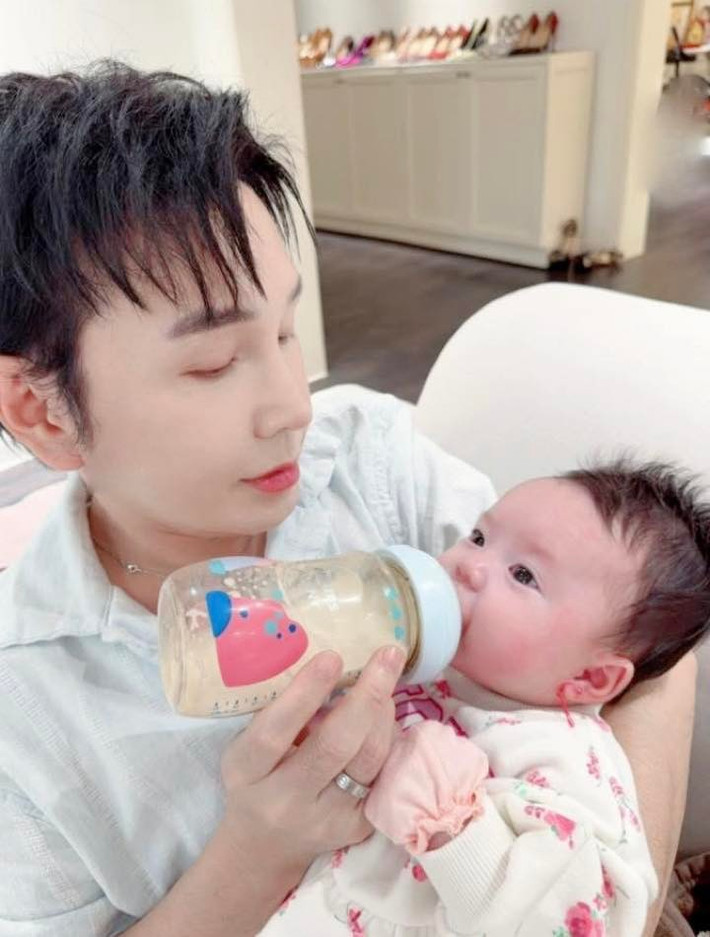 Trong khi Phương Lê năng động, thẳng thắn và quyết đoán trong công việc, Vũ Luân giữ nét điềm đạm, sâu lắng của người nghệ sĩ cải lương, trở thành điểm tựa tinh thần cho gia đình. Ảnh: FB Phương Lê.