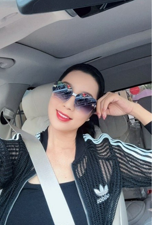 Ngoài ở biệt thự, Trịnh Kim Chi thường sử dụng xe sang khi di chuyển. Nữ diễn viên hiện tại có sự nghiệp thành công. Theo Znews, Trịnh Kim Chi hiện là Phó chủ tịch Hội Sân khấu TP HCM. Ảnh: FB Trịnh Kim Chi.