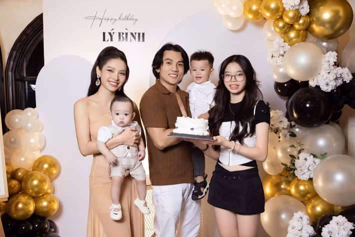 Trên trang cá nhân, Lý Bình viết: "Một ngày sinh nhật cùng gia đình nhỏ và anh em". Ảnh: FB Lý Bình.
