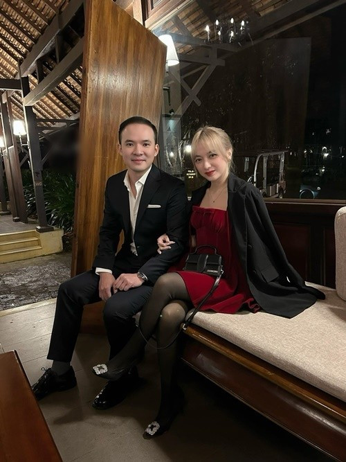 Bạn trai của cô là Kenny Minh Vũ – kỹ sư công nghệ đang sinh sống và làm việc tại Mỹ. Hai người quen biết từ nhỏ, từng có thời gian mất liên lạc trước khi tình cờ gặp lại và nảy sinh tình cảm. Đến nay, họ đã bên nhau bốn năm.