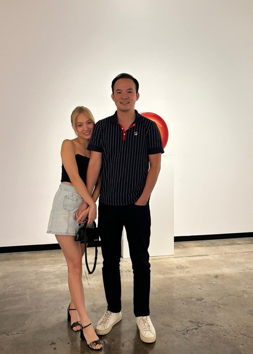 Theo Tiền Phong, Xuân Nghi dự kiến tổ chức hôn lễ theo phong cách cổ điển, kết hợp âm nhạc jazz, với khoảng 400 khách mời. Nữ ca sĩ cho rằng đây là thời điểm phù hợp khi sự nghiệp dần ổn định và chuyện tình cảm đã đủ chín muồi.