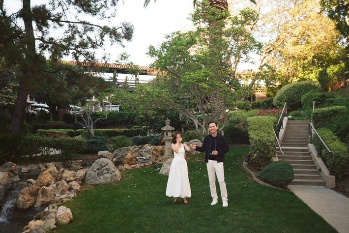 Trên trang cá nhân, nữ ca sĩ viết dòng trạng thái bằng tiếng Anh với nội dung: “Em đã nói một điều (không hề) ngốc nghếch là ‘Em đồng ý’”, kèm theo mốc thời gian 22/2/2026 – dấu ấn cho ngày đặc biệt của cả hai.