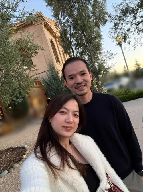 Trên trang cá nhân, nữ ca sĩ nhiều lần đăng tải những khoảnh khắc đời thường bên bạn trai, từ bức ảnh sinh nhật giản dị đến loạt hình trong các chuyến du lịch chung.