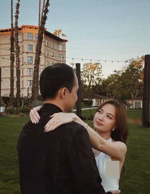 Chia sẻ trên Znews, Xuân Nghi cho biết cô hạnh phúc vì từ nhỏ đã mơ ước về một tình yêu đẹp và một màn cầu hôn đáng nhớ. Với cô, đây không chỉ là lời hứa, mà còn là sự xác nhận cho hành trình gắn bó bền bỉ suốt những năm qua.