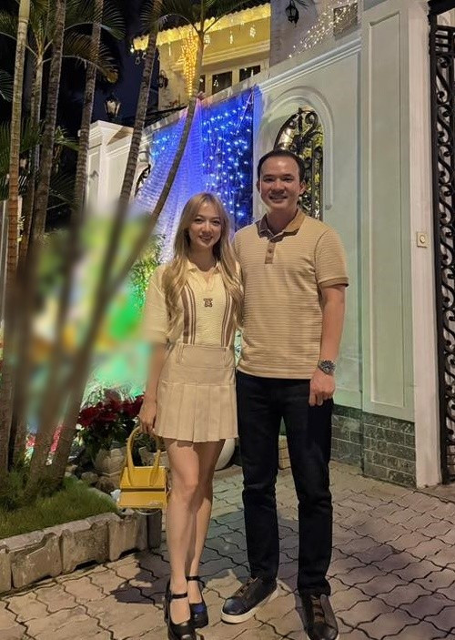 Xuân Nghi từng chia sẻ nửa kia là người chín chắn, kỷ luật nhưng giàu tình cảm. Anh không xuất hiện ồn ào trên mạng xã hội, song luôn âm thầm ủng hộ cô trong công việc lẫn cuộc sống.