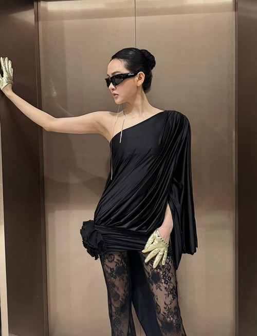 Giọng ca Rồi người thương cũng hoá người dưng hiện tại kín tiếng về chuyện tình cảm. Ảnh: FB Hiền Hồ.