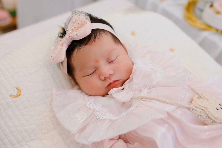 Dịp đầy tháng cũng là thời điểm cô nhóc lần đầu được bố mẹ cho lộ diện hoàn toàn.