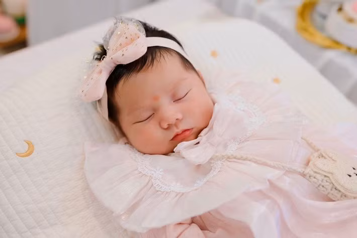 Dịp đầy tháng cũng là thời điểm cô nhóc lần đầu được bố mẹ cho lộ diện hoàn toàn.