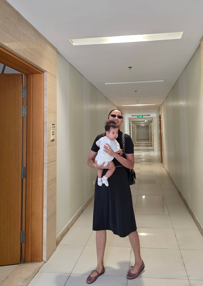 Sau khi sinh con, H’Hen Niê trở lại các hoạt động showbiz một cách chọn lọc. Cô cân bằng giữa vai trò người mẹ và công việc, giữ tinh thần thoải mái, không đặt nặng áp lực.