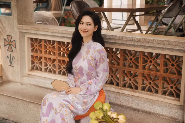 Trong tà áo dài truyền thống, Phương Anh Đào khoe trọn vẻ đẹp dịu dàng, đằm thắm của người phụ nữ Á Đông.