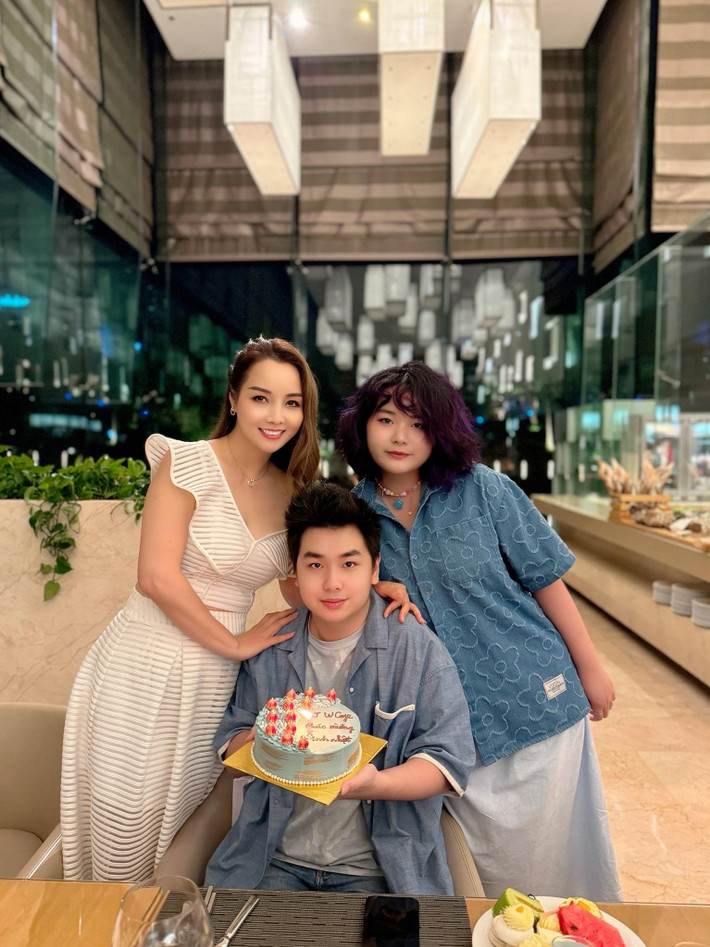 Quý tử nhà Mai Thu Huyền năm nay 18 tuổi, có ngoại hình bảnh bao như hot boy. Ảnh: FB Mai Thu Huyền.