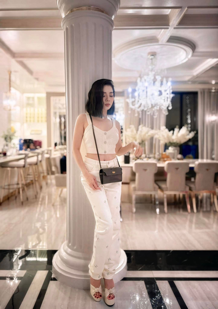 Với cát-sê ca hát “khủng”, Lệ Quyên có trong tay biệt thự sang trọng, xe hơi, đồ hiệu. Ảnh: FB Lệ Quyên.