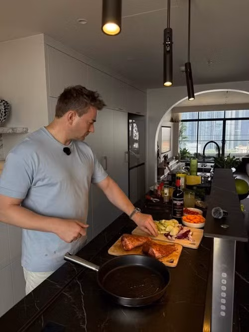 Chồng Minh Tú cũng giỏi nấu nướng. Ảnh: FB Minh Tú.