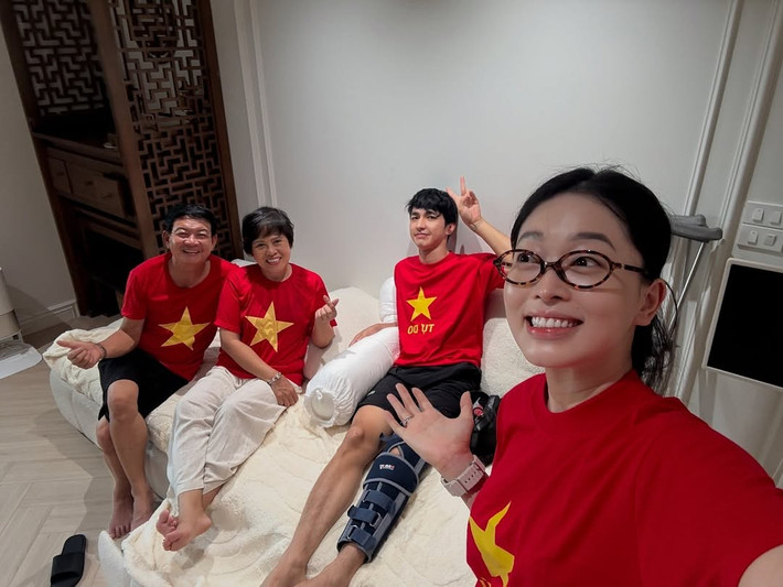 Vợ chồng Á hậu Phương Nga - Bình An xem chương trình truyền hình trực tiếp diễu binh, diễu hành tại nhà. Gần đây, Bình An phẫu thuật dây chằng sau chấn thương. Ảnh: Instagram Phương Nga.