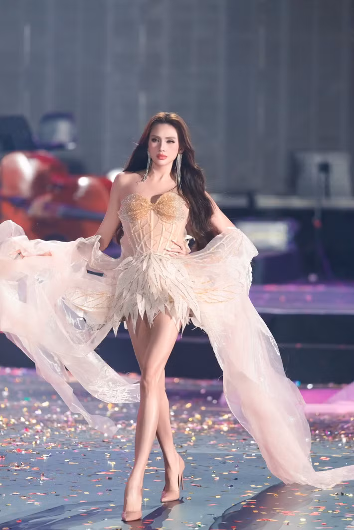 Siêu mẫu Võ Hoàng Yến gây ấn tượng mạnh với ánh nhìn sắc lạnh, kiêu sa trong thiết kế tinh xảo tông vàng đồng – hồng.