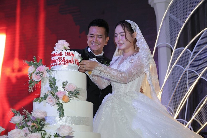 Hùng Thuận chia sẻ trên Vietnamnet, đối với anh, đám cưới là dấu mốc để bước qua 1 trang mới của cuộc đời. "Xin cảm ơn vợ và gia đình 2 bên vì tất cả”, "bé An" cho hay. Ảnh: FB Hùng Thuận.