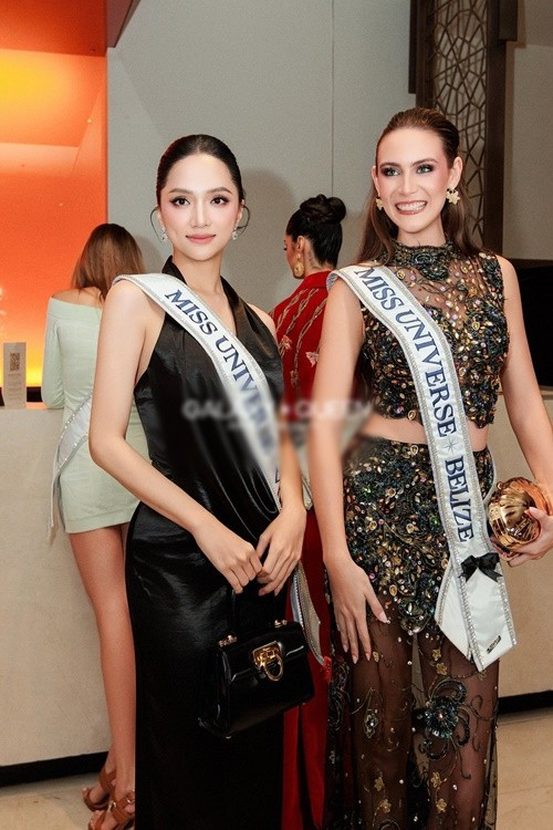 Hương Giang và Isabella diện trang phục tông đen. Ảnh: FB Hương Giang.