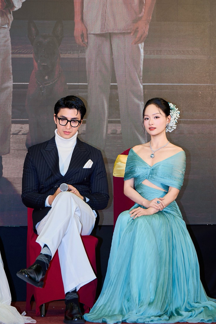 Làn da trắng sáng của Lan Phương nổi bật trên gam màu dịu mát của trang phục. Nữ diễn viên chọn kiểu tóc búi thấp gọn gàng, điểm xuyết hoa trắng nhỏ phía sau tai mang đến nét cổ điển, trang nhã. Lối trang điểm nhẹ nhàng giúp diện mạo của Lan Phương càng thêm cuốn hút.