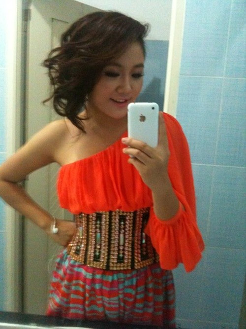 Ngày mới vào nghề, Văn Mai Hương sở hữu gương mặt bầu bĩnh, vóc dáng mũm mĩm, ăn mặc dừ hơn tuổi thật. Từ năm 2015, nữ ca sĩ lột xác về ngoại hình lẫn phong cách thời trang. Ảnh: FB Văn Mai Hương.