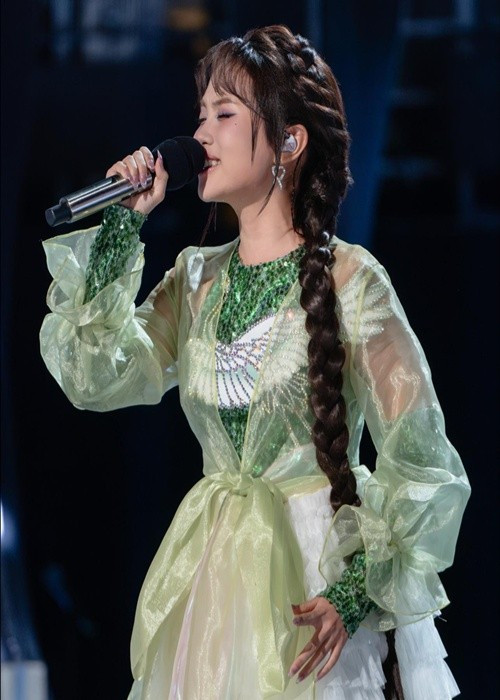 Phương Mỹ Chi chia sẻ về lần thứ 2 giành chiến thắng ở Sing! Asia 2025: "Biết ơn, tự hào và vỡ oà, đó là những cảm xúc của Chi khi đứng trên sân khấu Sing!Asia ở trạm tứ kết lần này. Dù đã từng thể hiện Bóng phù hoa nhiều lần, nhưng ở vòng này, Chi vẫn không khỏi lo lắng và xúc động. Nhưng sau cùng, Chi đã hát bằng tất cả những gì mình có và kết quả hôm nay là một món quà dành cho sự nỗ lực ấy, cũng như cho tất cả những ai đã luôn tin tưởng và đồng hành cùng Chi". Ảnh: FB Phương Mỹ Chi.