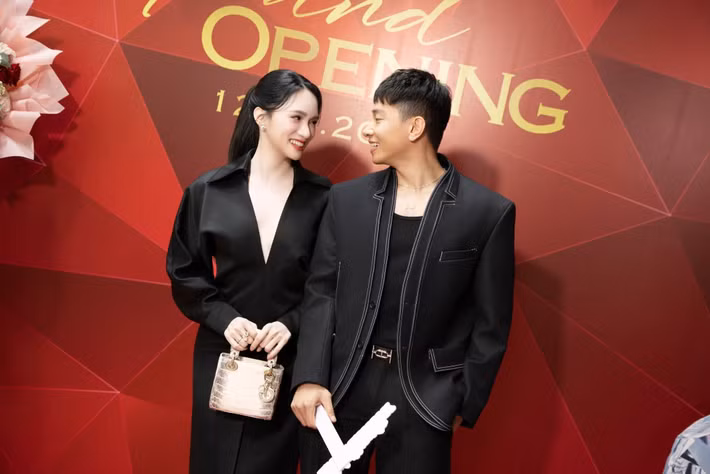 Dính như sam từ năm 2024, Hương Giang và Phú Cường vướng nghi vấn tình cảm. Theo Người Lao Động, Hương Giang được cho là đã về ra mắt gia đình Phú Cường vào dịp Tết Nguyên đán 2025. Nàng hậu còn xuất hiện tại sự kiện của bạn trai, gặp gỡ mẹ anh và được mẹ anh tặng hoa.