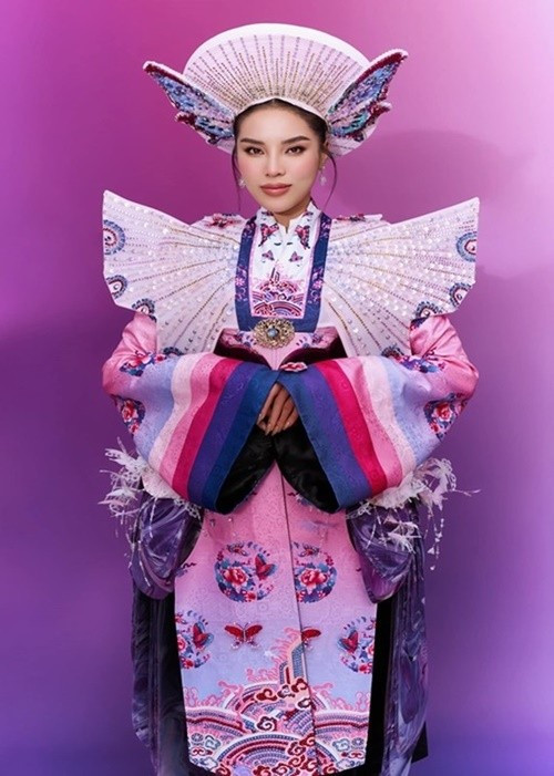 Năm 2024, Kỳ Duyên mang đến Miss Universe bộ trang phục dân tộc Ngọc Điệp Kỳ Nam. Ảnh: FB Kỳ Duyên.