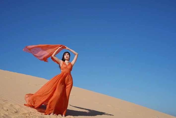 Nàng hậu di chuyển giữa Việt Nam và Mỹ sau khi trở thành hoa hậu. Ảnh: FB Lan Anh.