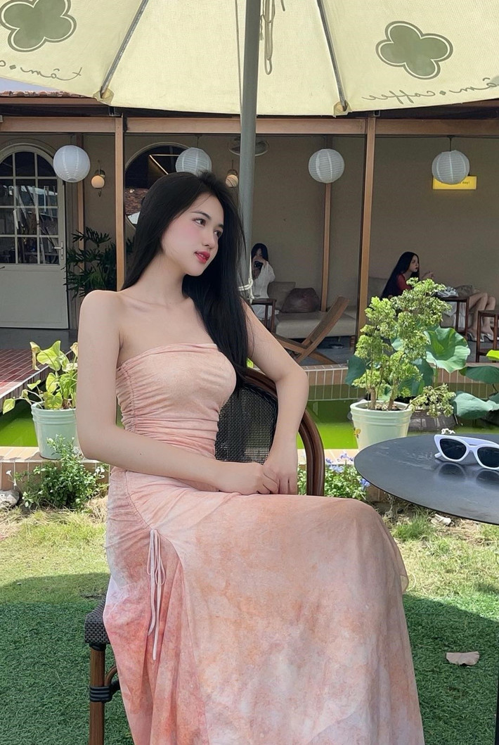 Thu Ngân sở hữu nét đẹp dịu dàng, đậm chất Á Đông. Theo Znews, nàng hậu cao 1m70, có số đo ba vòng 78-61-92cm. Ảnh: FB Thu Ngân.