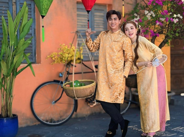 Trong nhiều lần xuất hiện, nữ ca sĩ lựa chọn các thiết kế dáng suông hoặc váy xếp ly để khéo léo che vòng hai.