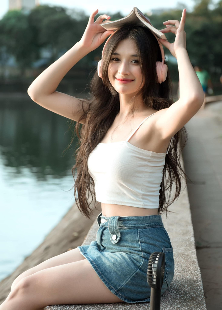 Diễn viên Yến My gây ấn tượng với gương mặt trong trẻo, đường nét hài hòa, vóc dáng cân đối. Thời gian gần đây, cô được nhận xét ngày càng gợi cảm nhưng vẫn giữ nét thanh lịch. Ảnh: FB Yến My.