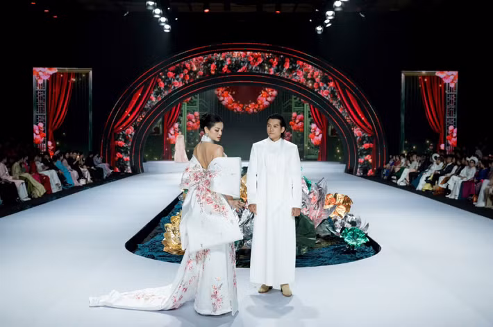 Nữ ca sĩ gửi lời cảm ơn đến gia đình, nơi cô tìm thấy năng lượng, bình an và lý do để mỉm cười mỗi ngày. Ảnh: FB Phương Trinh Jolie.