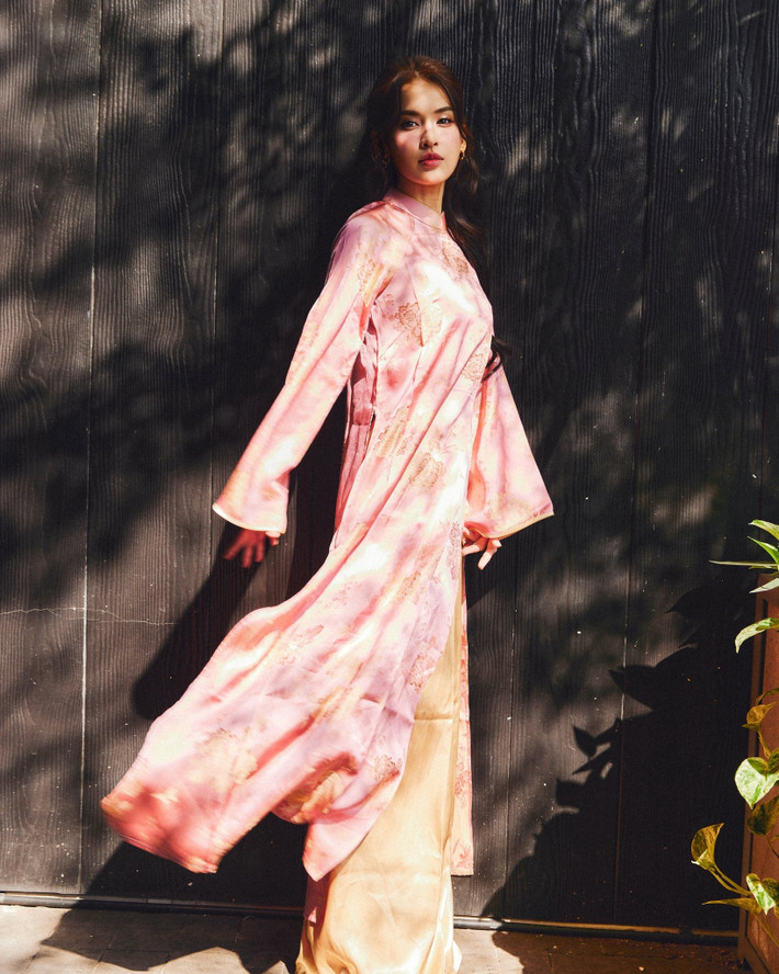 Lối trang điểm tự nhiên cùng kiểu tóc búi thấp gọn gàng giúp nữ diễn viên tôn lên vẻ đẹp thanh lịch, nền nã. Ảnh: FB Tú Vi.