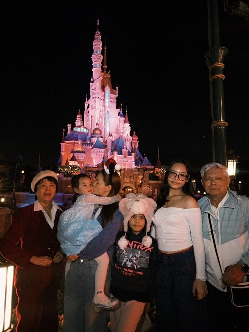 Phạm Quỳnh Anh đưa bố mẹ và các con đi chơi ở công viên Disneyland.