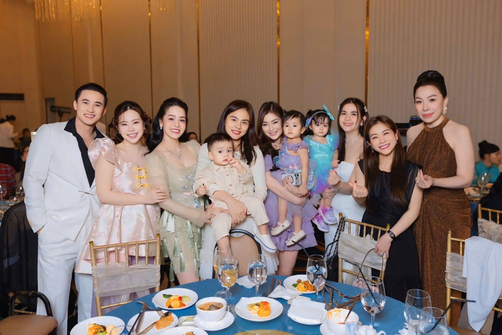 Các bà mẹ bỉm sữa của Vbiz như Kha Ly, Thanh Trúc, Vũ Ngọc Ánh hội ngộ trong buổi tiệc. Ảnh: FB Kha Ly.