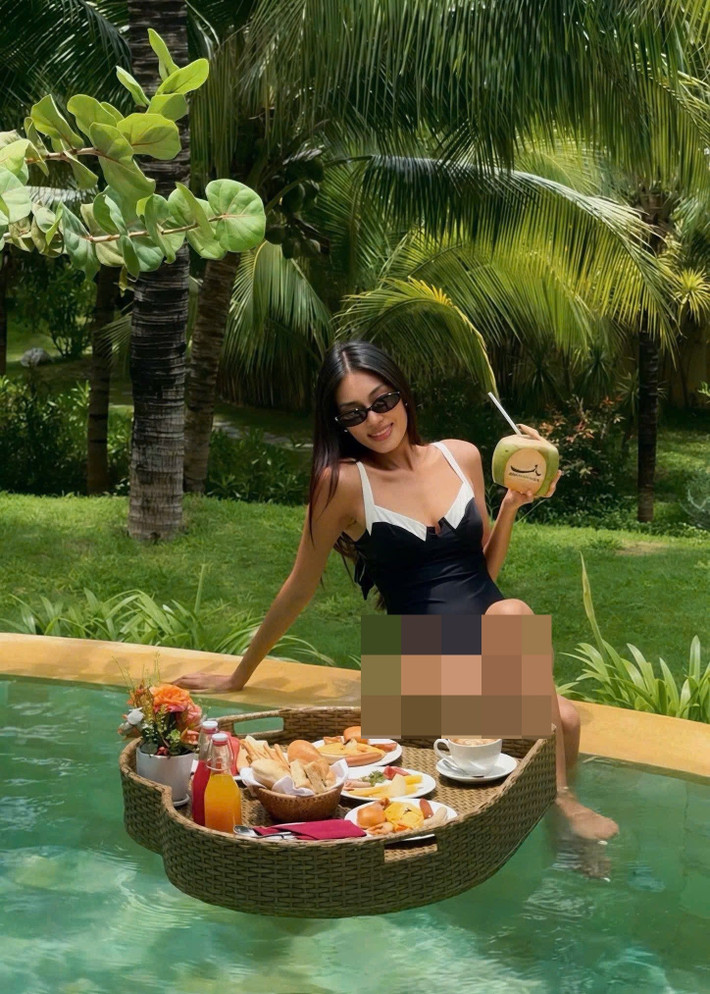 Từ 13 tuổi, nàng hậu đi rải báo kiếm tiền, 15 tuổi cô bắt đầu làm thêm ở nhà hàng. 16 tuổi, cô bắt đầu làm người mẫu ảnh. Đến khi học đại học, người đẹp làm thêm công việc bán hàng trong cửa hàng quần áo. Ảnh: FB Thảo Nhi Lê.