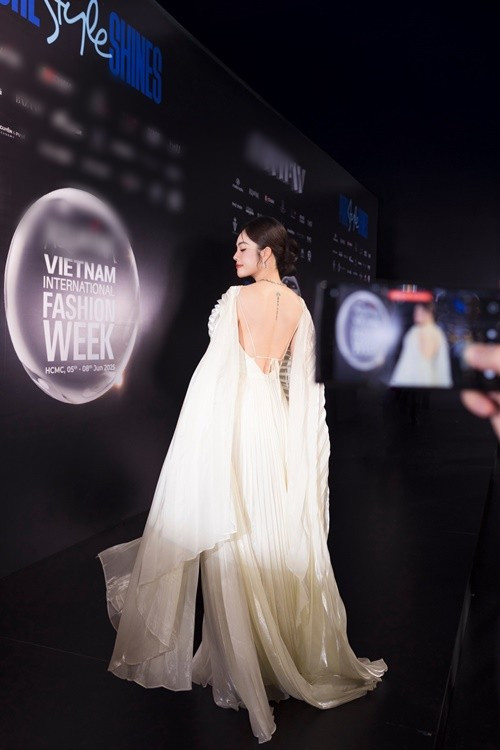 Cô chia sẻ trên Người Lao Động: "Bước vào tuổi U50 tôi đâu thể chỉ dựa vào nhan sắc. Bông hoa đẹp đến mấy rồi cũng phai tàn. Chỉ có sự tử tế và lòng tốt là những phẩm chất quý giá, tạo nên giá trị đích thực của một con người, bất kể hoàn cảnh hay vị trí nào. Và quả thật, vẻ đẹp nội tâm của người phụ nữ là một điều đáng trân trọng, ở mọi thời điểm và độ tuổi". Ảnh: FB Dương Cẩm Lynh.