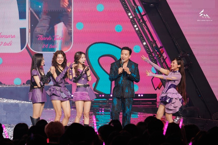 Theo Pháp Luật TP HCM, ở livestage 3 Em xinh say hi, Phương Mỹ Chi thuộc nhóm của đội trưởng Orange cùng Lamoon và Han Sara. Nhóm thể hiện tiết mục I’ll be there, được đánh giá cao. Ảnh: FB Phương Mỹ Chi.