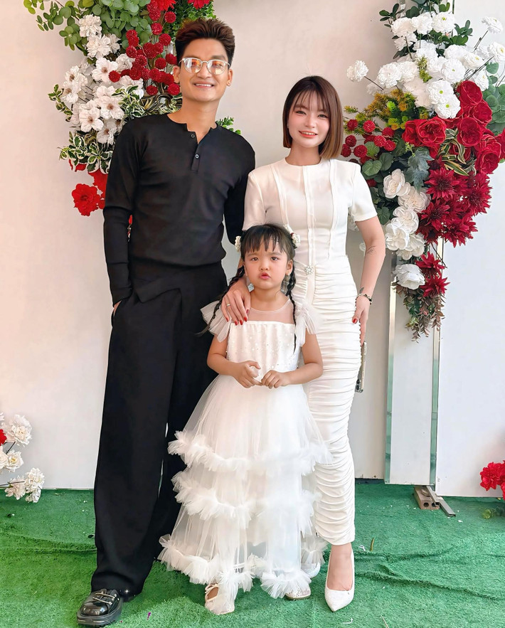 Bên cạnh sự nghiệp ổn định, Mạc Văn Khoa có tổ ấm nhỏ viên mãn khiến nhiều người ngưỡng mộ. Với anh, gia đình là chốn bình yên để trở về sau những áp lực của công việc và cuộc sống.