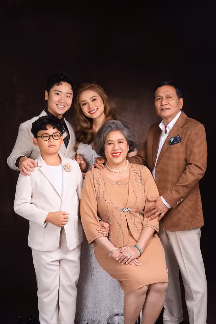 "Anh Noah đã nói mẹ cứ sinh em, còn lại thay tã, cho em bú sữa, chơi với em để con", Diễm Hương chia sẻ. Ảnh: FB Diễm Hương.