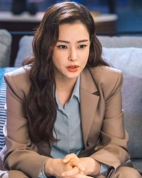 Theo Tiền Phong, tờ Chosun đưa tin Sở cảnh sát Gangnam (Seoul, Hàn Quốc) đã chuyển hồ sơ của Hoa hậu Honey Lee và chồng cô - ông Jang Mossi cùng công ty Hope Project lên Văn phòng Công tố Quận Trung tâm Seoul. Vợ chồng Honey Lee bị truy tố không giam giữ với cáo buộc vi phạm Luật phát triển ngành Văn hóa đại chúng và Nghệ thuật. Ảnh: Tiền Phong.