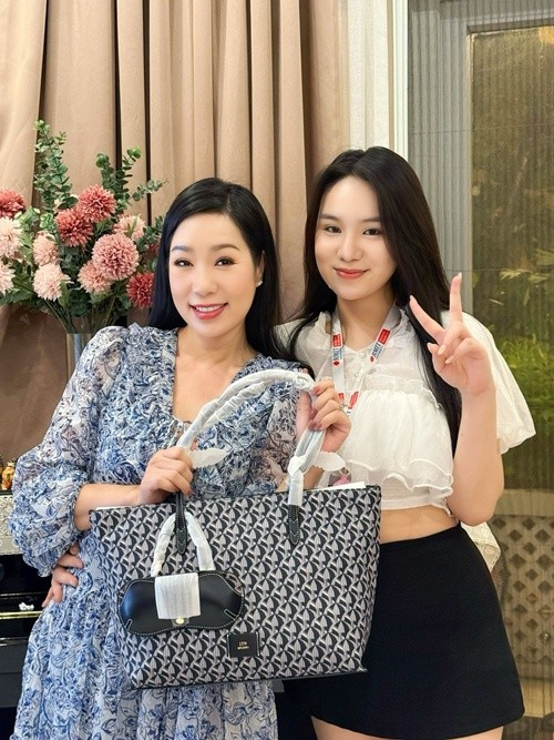 Trịnh Kim Chi khoe quà từ chồng con, người thân và bạn bè vào dịp sinh nhật lần thứ 54. Ảnh: FB Trịnh Kim Chi.