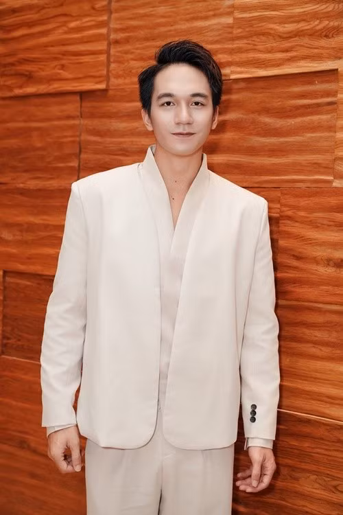 Đỗ Nhật Hoàng cho biết, anh từng rơi vào câu chuyện tình tay ba. "Đó chỉ là một tình cảm chớm nở và tôi nhận ra rằng nếu không có mối tình này thì mình sẽ có mối tình khác", nam diễn viên trải lòng. Ảnh: FB Đỗ Nhật Hoàng.