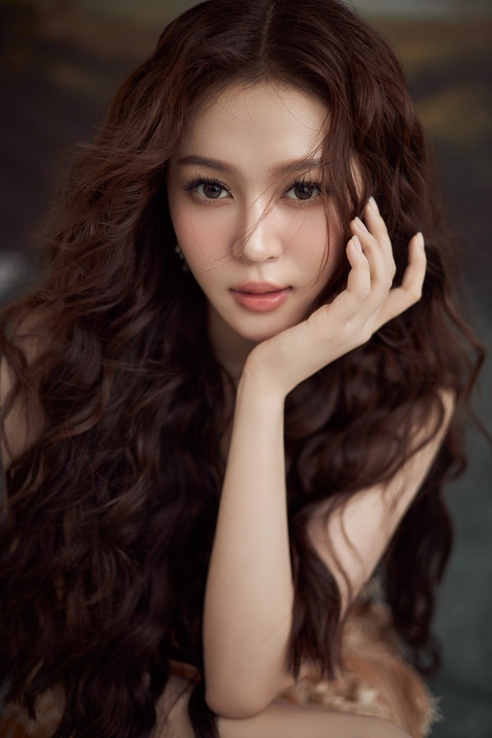 Ở phong cách đầu tiên, nàng hậu chọn hai thiết kế pastel nhẹ nhàng, kết hợp với lối trang điểm trong trẻo. Còn ở phong cách thứ hai, Kiều Duy diện đầm đen sang trọng cùng vương miện Hoa hậu Quốc gia Việt Nam 2024. Ảnh: Sen Vàng.