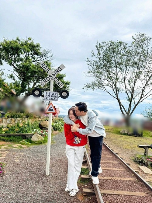 Vợ chồng Anh Đức thường xuyên đi du lịch hâm nóng tình cảm. Ảnh: FB Anh Đức.