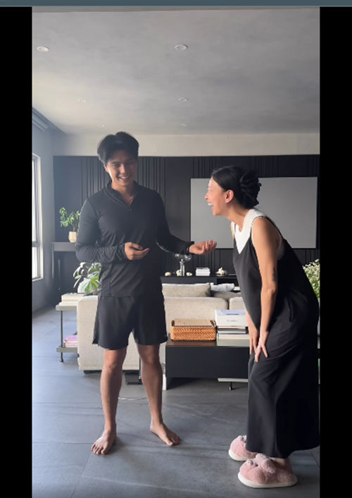 "Để mẹ bầu có một thai kỳ thoải mái, sảng khoái và cười nhiều. Thì đây xin thưa nhà em có đầy đủ nhân tài tại gia", Ngô Thanh Vân chia sẻ trên trang cá nhân. Ảnh: FB Ngô Thanh Vân.