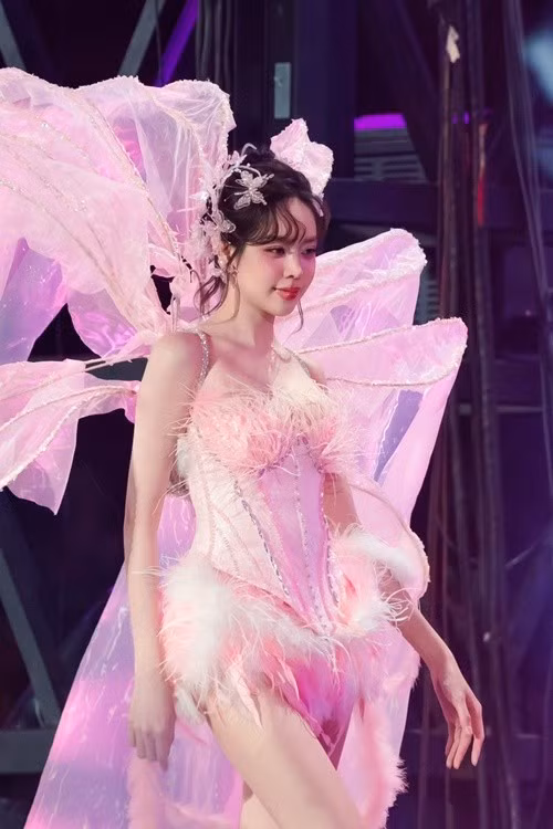 Sau khi khép lại nhiệm kỳ Miss International 2024 bằng màn “final walk” đầy cảm xúc và trao vương miện cho người kế nhiệm tại Miss International 2025, Thanh Thủy tiếp tục duy trì sức hút khi xuất hiện dày đặc tại các sự kiện và hoạt động cộng đồng. Ảnh: FB Thanh Thủy.