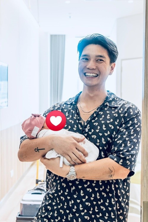 "Chúc mừng sinh nhật ba Huy – người đàn ông của mẹ, người hùng của Gạo. Và chúc mừng 100 ngày của bé Gạo – món quà ngọt ngào nhất mà cuộc đời đã gửi tặng cho chúng ta", Ngô Thanh Vân bày tỏ. Ảnh: FB Ngô Thanh Vân.