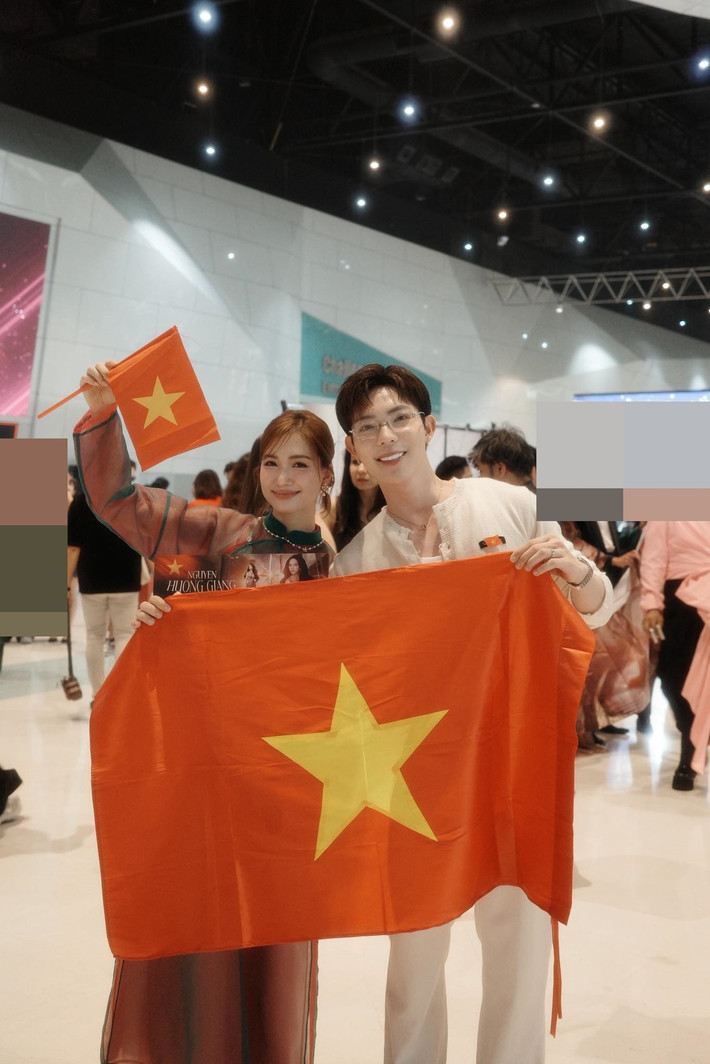 Hòa Minzy và Erik sang Thái Lan trực tiếp cổ vũ Hương Giang thi Miss Universe 2025. Khi đàn chị trượt top 30, Hòa Minzy bày tỏ: “Chẳng phải đã quá kiên cường rồi sao! Giỏi lắm ạ. Em ôm chị”. Ảnh: FB Erik.